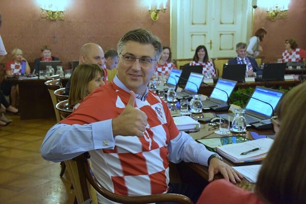 Croatia cabinet wear jerseys after World Cup semi win ভিডিওতে দেখুন, সেমি-ফাইনালে জয়ের পর জাতীয় দলের জার্সি পরে সরকারি বৈঠকে ক্রোয়েশিয়ার মন্ত্রীরা