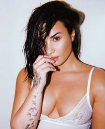 প্রিয়ঙ্কা-নিক সম্পর্কে অখুশি এই নায়িকা সোশ্যাল মিডিয়ায় আনফলো করলেন নিককে, পোস্ট করলেন নিজের খোলামেলা ছবি