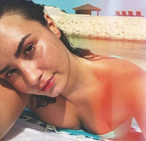 এখন সোশ্যাল মিডিয়ায় একের পর এক খোলামেলা ছবি পোস্ট করছেন তিনি।