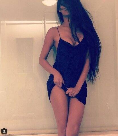 কথা রাখার জন্য ফ্যানদের সঙ্গে নিজের নগ্ন ছবি শেয়ার করেন। 