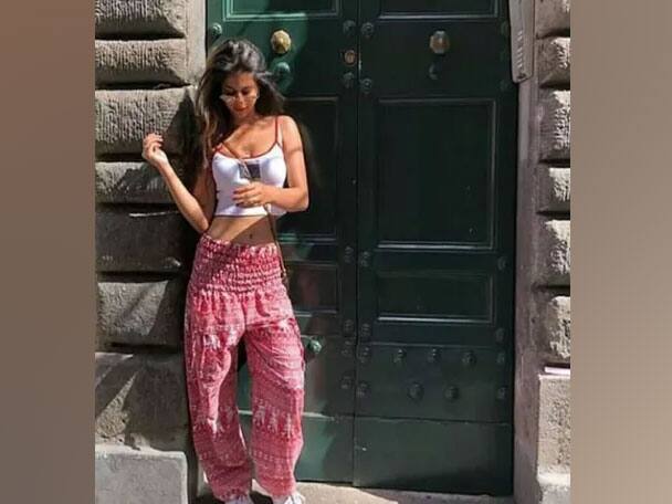 বিকিনির পর এবার সামনে এল তাঁর ক্রপ টপ পরা ছবি।