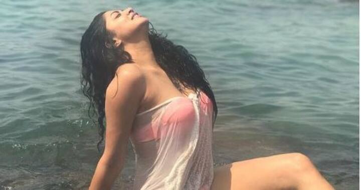 সম্প্রতি আমরা দেখেছি ছোট পর্দার অভিনেত্রী কবিতা কৌশিককে স্ট্রেচ মার্ক, মেদবহুল শরীর নিয়ে বিকিনি পরতে। ফিগারের এই মাপে বিকিনি পরে কবিতা সকল নারীকে একটি বার্তা দিতে চেয়েছেন, নিজের খুঁতগুলোকে ভালবাসতে শেখ। 