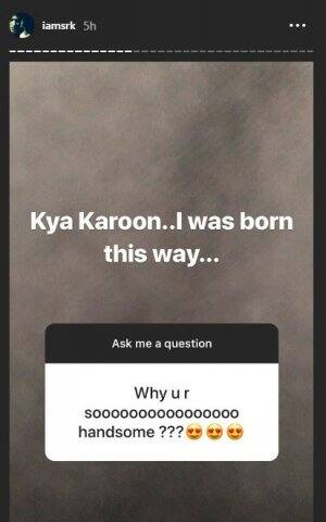 এক অনুরাগীর প্রশ্ন, আপনি এত হ্যান্ডসাম কেন? শাহরুখের জবাব, কী আর করা যাবে...আমি ছোটবেলা থেকেই এমন। ছবি-ইনস্টাগ্রাম