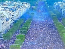 বিশ্বকাপ জয় ফ্রান্সের, প্যারিসে উল্লাসে সামিল বলিউডের এই মা-মেয়ে জুটি, দেখুন