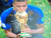 বিশ্বকাপ জয় ফ্রান্সের, প্যারিসে উল্লাসে সামিল বলিউডের এই মা-মেয়ে জুটি, দেখুন