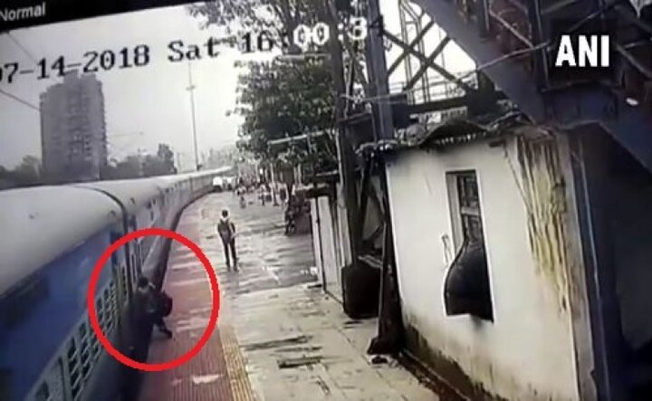 Cctv footage: railway police personnel-passengers save a mans life while he was trying to board a train at mumbais panvel রুদ্ধশ্বাস ভিডিও:  মৃত্যুর মুখ থেকে এক ব্যক্তিকে বাঁচালেন দুইজন