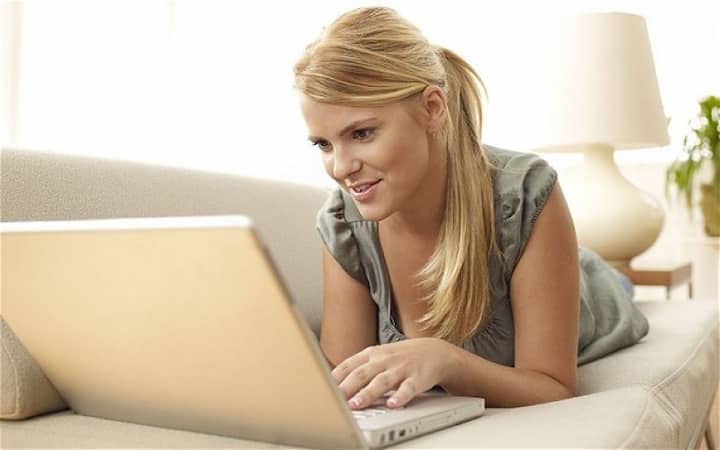 ৫০ শতাংশ মহিলা নিজ নিজ সঙ্গীর সঙ্গে এই ধরনের সেক্স অ্যাক্টিং বা পর্নোগ্রাফিতে দেখতে পাওয়া যৌনক্রিয়া করতে পছন্দ করেন। সেখানেই ১৬ শতাংশ মহিলা স্বীকার করেছেন, যে তাঁরা ওয়েবক্যাম-এর সামনেও নগ্ন হতে দ্বিধা করেন না। ছবি সূত্র- গুগল ফ্রি ইমেজ