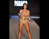 দেখুন! র‍্যাম্পে হাঁটতে হাঁটতে সন্তানকে স্তন্যদান করছেন এই মডেল জননী