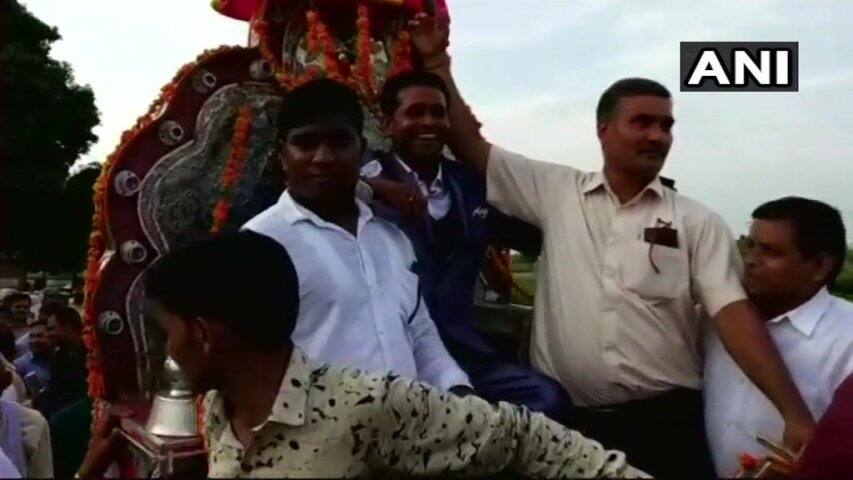 Dalit groom takes out wedding procession in Kasganj after 80 years উত্তরপ্রদেশের কাসগঞ্জে জাতপাতের গণ্ডি ভেঙে ঘোড়ায় টানা গাড়িতে বিয়ে করতে এলেন দলিত বর