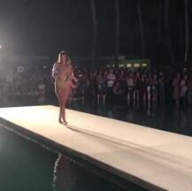 দেখুন! র‍্যাম্পে হাঁটতে হাঁটতে সন্তানকে স্তন্যদান করছেন এই মডেল জননী