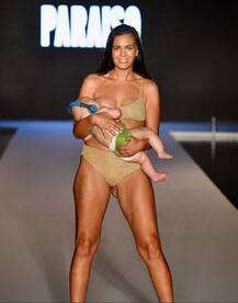 দেখুন! র‍্যাম্পে হাঁটতে হাঁটতে সন্তানকে স্তন্যদান করছেন এই মডেল জননী