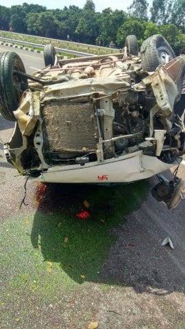 আগ্রা-লখনউ এক্সপ্রেসওয়েতে দুর্ঘটনা। একটি পশুকে বাঁচাতে গিয়ে একটি গাড়ি উল্টে যায়।