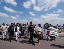 আগ্রা-লখনউ এক্সপ্রেসওয়েতে দুর্ঘটনা, কনভয় থেকে নেমে জখমকে হাসপাতালে পাঠালেন অখিলেশ