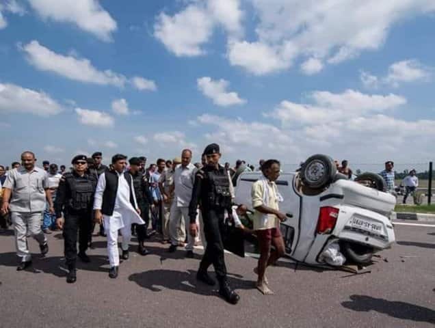 সমাজবাদী পার্টি নেতা তথা উত্তরপ্রদেশের প্রাক্তন মুখ্যমন্ত্রী অখিলেশ যাদবের কনভয় ঠিক ওই সময় ঘটনাস্থল দিয়ে যাচ্ছিল। দুর্ঘটনা থেকে কনভয় থামিয়ে নেমে আসেন অখিলেশ।