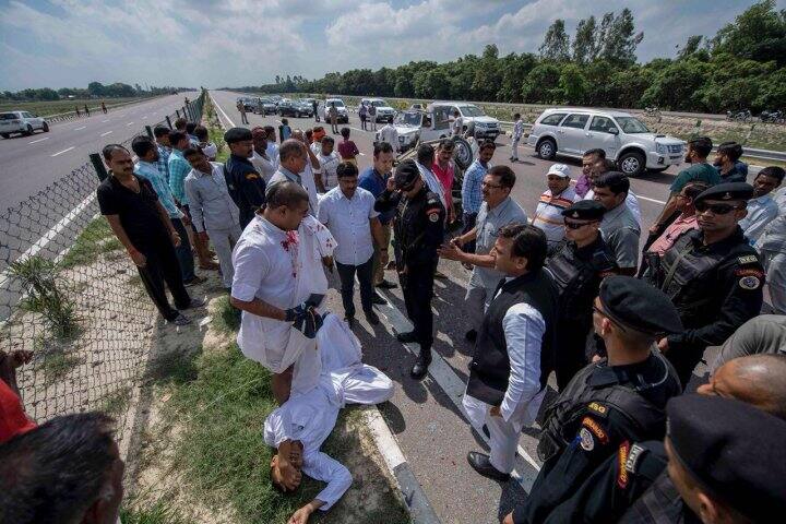 অখিলেশ তাঁর সঙ্গীদের আহত ব্যক্তিকে অবিলম্বে হাসপাতালে পৌঁছে দেওয়ার নির্দেশ দেন।