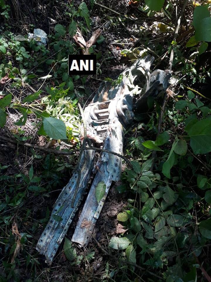 কাংরার পুলিশ সুপার সন্তোষ পাতিয়াল জানিয়েছেন, জাওয়ালি থানা এলাকার মেহরা পল্লী গ্রামে ভেঙে পড়ে মিগ-২১। ছবি সৌজন্যে এএনআই