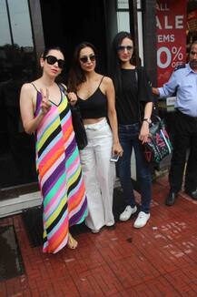 এক সঙ্গে মধ্যাহ্নভোজ সারলেন করিশমা, মালাইকা, দেখা গেল না করিনা কপূরকে