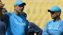 বোলিং কোচকে দেখাতে ম্যাচ বল নিয়েছিলেন, ধোনির অবসরের জল্পনা খারিজ করে বললেন শাস্ত্রী