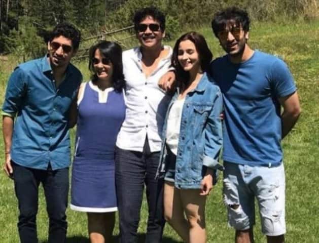  এর কয়েকদিন আগে, ‘ব্রহ্মাস্ত্র’ ছবির শ্যুটিংয়ের সময় সুপারস্টার নাগার্জুন, রণবীর কপূর ও অয়ন মুখোপাধ্যায়ের সঙ্গে দেখা গিয়েছিল আলিয়াকে। ছবি সৌজন্য - ইনস্টাগ্রাম