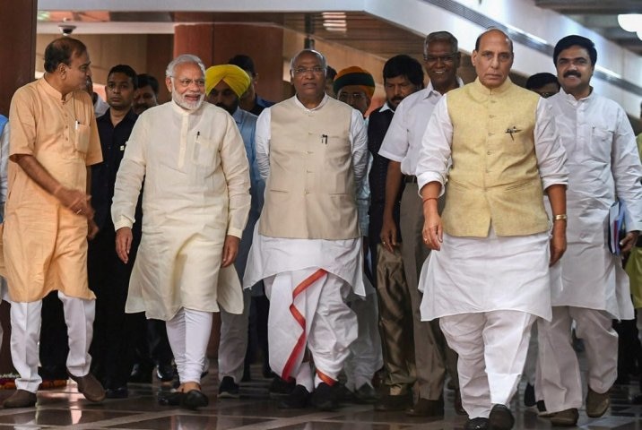 No-confidence motion: BJP gets 3.5 hours to speak, Congress 38 minutes অনাস্থা প্রস্তাব নিয়ে আলোচনায় বিজেপি-র জন্য বরাদ্দ সাড়ে তিন ঘণ্টা, কংগ্রেস পাচ্ছে ৩৮ মিনিট