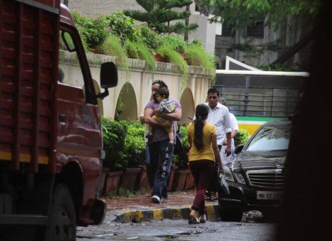 রাস্তা দিয়ে হেঁটে বাড়ি যাচ্ছেন সেফ আলি খান। কোলে পুঁচকে তৈমুর।