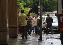 দেখুন! বাড়ির পথে সেফ, কোলে ছোট্ট তৈমুর