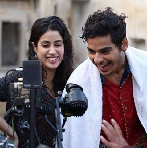 এরপর দূরত্ব এসে যায় তাঁদের মধ্যে। তবে ধড়ক দেখে শিখরের প্রতিক্রিয়ায় পরিষ্কার, এখন তাঁরা ভাল বন্ধু।