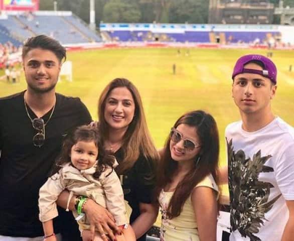 এছাড়া আরও একটি বিষয় দেখা যায়, ছবি তোলার সময় সাক্ষীর ঘাড় একদিকে ঝুঁকে থাকে। ছবি সৌজন্যে ইনস্টাগ্রাম
