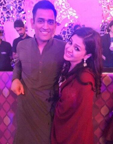 ধোনির সঙ্গে তোলা এই ছবিতেও সাক্ষীর সিগনেচার স্টাইল দেখা যায়। ছবি সৌজন্যে ইনস্টাগ্রাম