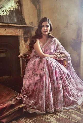  সেই সমস্ত ফটোশ্যুটের ছবি সোনাম শেয়ারও করেছেন তাঁর ইন্সটা অ্যাকাউন্টে