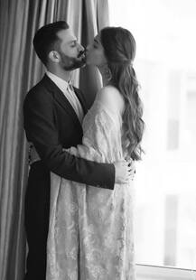 স্ত্রীতো অভিনেত্রী, ব্যবসায়ী স্বামীও ক্যামেরার সামনে একইরকম স্বতঃস্ফূর্ত,দেখুন তাঁদের কেমিস্ট্রি