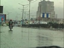 রাতভর বৃষ্টি, শহরের একাধিক জায়গা জলমগ্ন