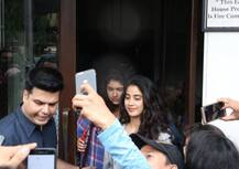 বাজার মাত করেছে ধড়ক, সপরিবারে মধ্যাহ্নভোজে জাহ্নবী