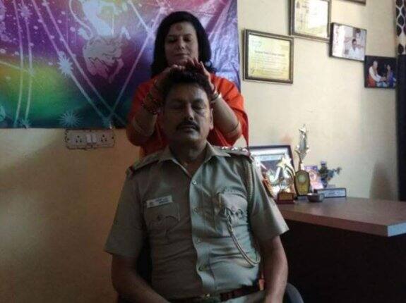Cop seen taking blessings from godwoman, transferred থানার মধ্যে সাধ্বী মাথা টিপে দিচ্ছেন, বদলি পুলিশকর্মী