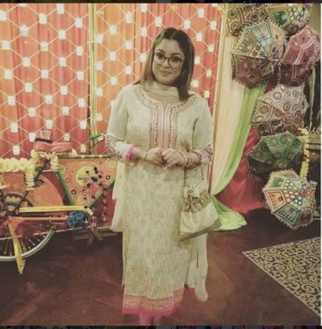 তাঁকে ঘিরে বিতর্কও হয়েছে। হর্ন ওকে প্লিজ ছবিতে কাজ করার সময় তিনি নানা পাটেকরের বিরুদ্ধে শ্লীলতাহানির অভিযোগ করেন।