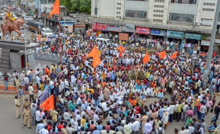 Maratha reservation stir- protests in Maharashtra, youth jumps to death মহারাষ্ট্রে সহিংস হয়ে উঠল মরাঠি সংরক্ষণের দাবিতে আন্দোলন, ওবিসি কোটার দাবিতে আত্মহত্যা যুবকের