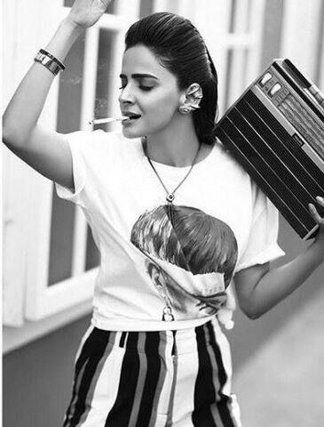 উল্লেখ্য, এর আগেও একটি ফটোশ্যুটের সময় সাবাকে ধূমপানরত অবস্থায় ছবি তুলতে দেখা গিয়েছে। সেই ছবি পোস্ট করে সাবা লিখেছিলেন, ধূমপান নারী-পুরুষ নির্বিশেষে সবার পক্ষেই ক্ষতিকারক। 