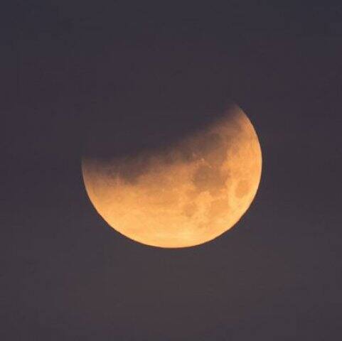 আগামী ২৭ জুলাই রাত ১১টা ৫৪ মিনিট (ভারতীয় সময়) শুরু হবে আংশিক গ্রহণ। পূর্ণগ্রহণ শুরু হবে রাত ১টা নাগাদ। রাত ১টা ৫২ মিনিটে চাঁদ প্রায় অন্ধকারময় হবে। এটা চলবে রাত প্রায় পৌনে তিনটে নাগাদ। এরপর, ফের আংশিক চন্দ্রগ্রহণ থাকবে ভোররাত ৩টে ৫০ মিনিট পর্যন্ত। ছবি সৌজন্য-- গুগল ফ্রি ইমেজ