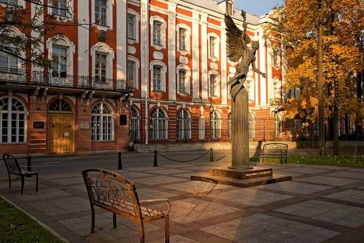 এখানে বলে রাখা দরকার, মাত্র ৯ বছর বয়স থেকেই উইলিয়াম কলেজ যেতে শুরু করে। তার এই অনন্য কৃতিত্বে তার বাবা-মা জানান, ছোট থেকেই স্মার্ট উইলিয়াম। ছবি সৌজন্য- সেন্ট ফেসবুক