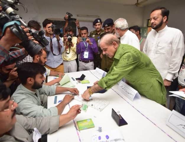 পাকিস্তান মুসলিম লিগ-নওয়াজের প্রধান শাহবাজ শরিফও ভোট দিয়েছেন। ছবি সৌজন্যে ট্যুইটার