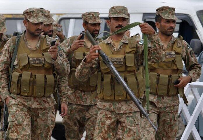 রাওয়ালপিন্ডিতে পোলিং বুথের নিরাপত্তার দায়িত্বে সেনাবাহিনী। ছবি সৌজন্যে এপি/অঞ্জুম নাভিদ