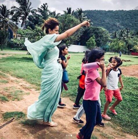 ঈশা ফাউন্ডেশনের বাচ্চাদের সঙ্গে।