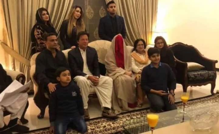 চলতি বছরের গোড়ায় নিজের আধ্যাত্মিক গুরু বুশরা মানিকের সঙ্গে তিন নম্বর বিয়ে সারেন ইমরান। ছবি সৌজন্য- ফেসবুক