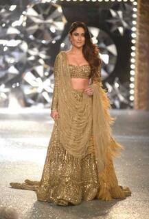 লন্ডনে ছুটি কাটিয়ে ফিরে এসেই র‍্যাম্প মাতালেন করিনা