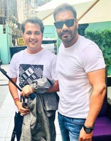 অনুরাগীর সঙ্গে অজয়।