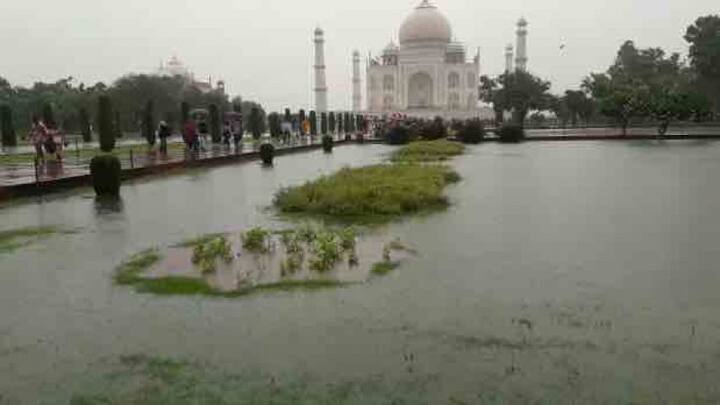 আগরায় প্রবল বৃষ্টির ফলে জল জমে গিয়েছে তাজমহল চত্বরে