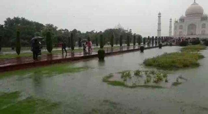 তাজমহলের সামনের বাগান জলে ভাসছে
