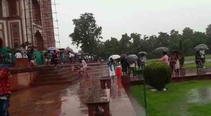 প্রবল বৃষ্টিতে তাজমহল দর্শন করতে আসা পর্যটকরা কিছুটা সমস্যায় পড়েছেন