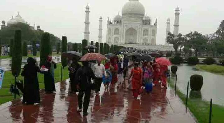 বৃষ্টি উপেক্ষা করেই বহু পর্যটক তাজমহল দর্শন করতে এসেছেন 