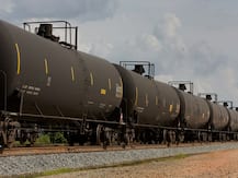 শেষ ত্রৈমাসিকে যাত্রীভাড়া থেকে রেলের রাজস্ব কমল ৪০০ কোটি টাকা, বাড়ল মালগাড়ি থেকে আয়